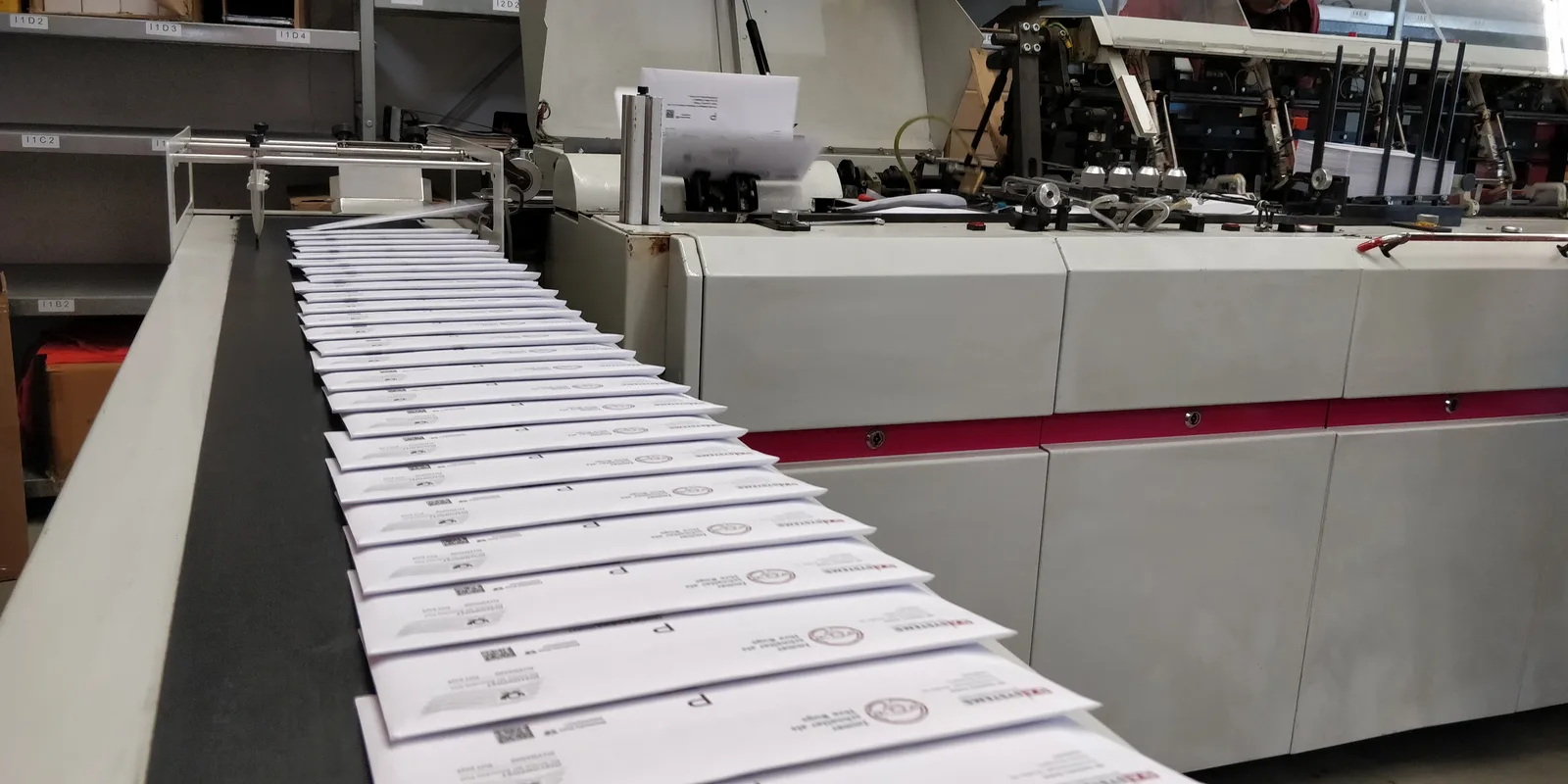 Kuvertiermaschine im Lettershop der last point solutions gmbh bei Stuttgart