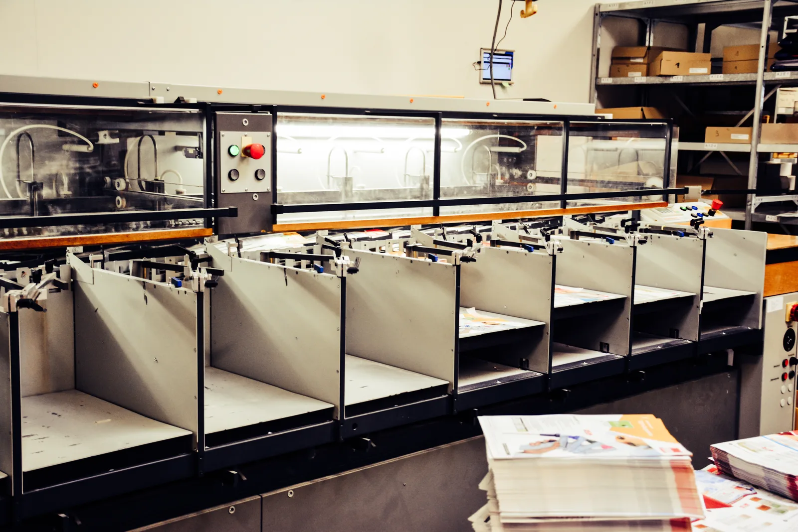 Sortierfächer der Zusammentragen-Maschine – Response-Bearbeitung im Lettershop der last point solutions gmbh